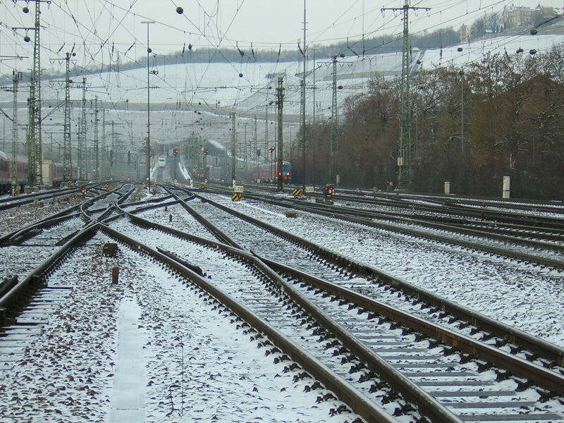 Eine Aufnahme der Oberleitung ber einem Brckenneubau im Bahnhof Wrzburg Hbf. Zu sehen ist auch noch die SFS nach Hannover.