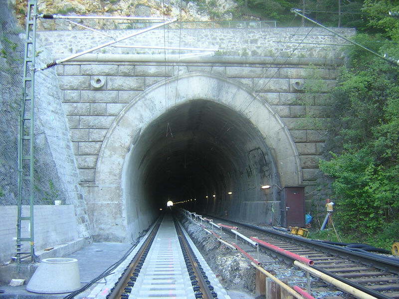 Tunnelsanierung auf der Strecke Treuchtlingen - Ingolstadt. Das linke Gleis ist schon fertig und das rechte Gleis noch nicht begonnen.